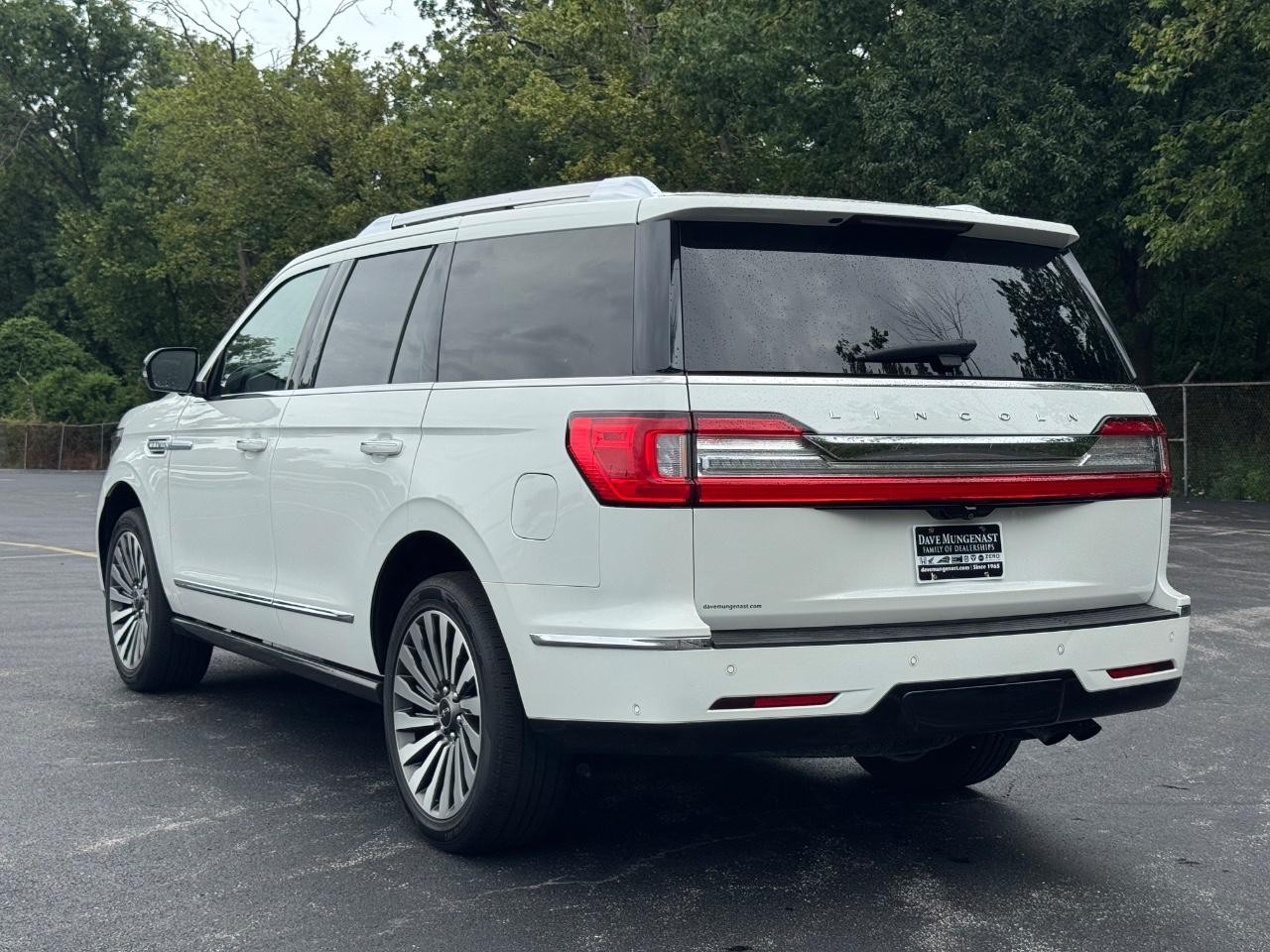 Lincoln Navigator Vehicle Full-screen Gallery Image 06