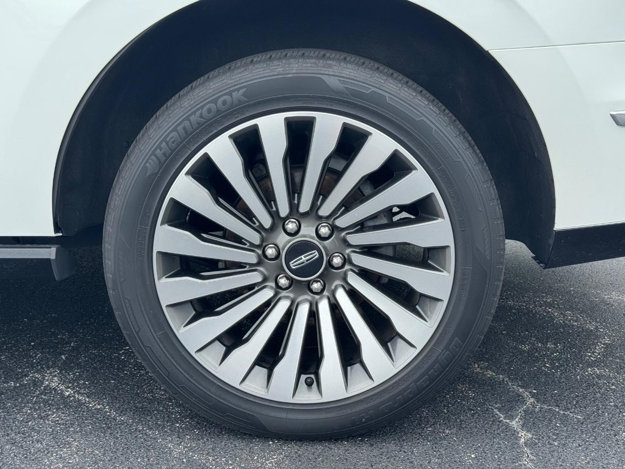 Lincoln Navigator Vehicle Full-screen Gallery Image 07