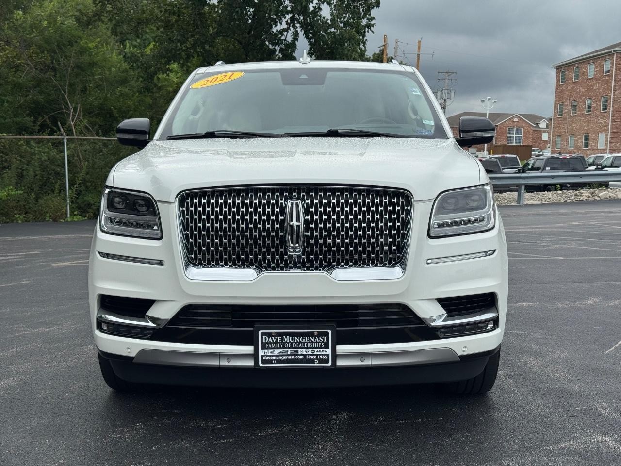Lincoln Navigator Vehicle Full-screen Gallery Image 09