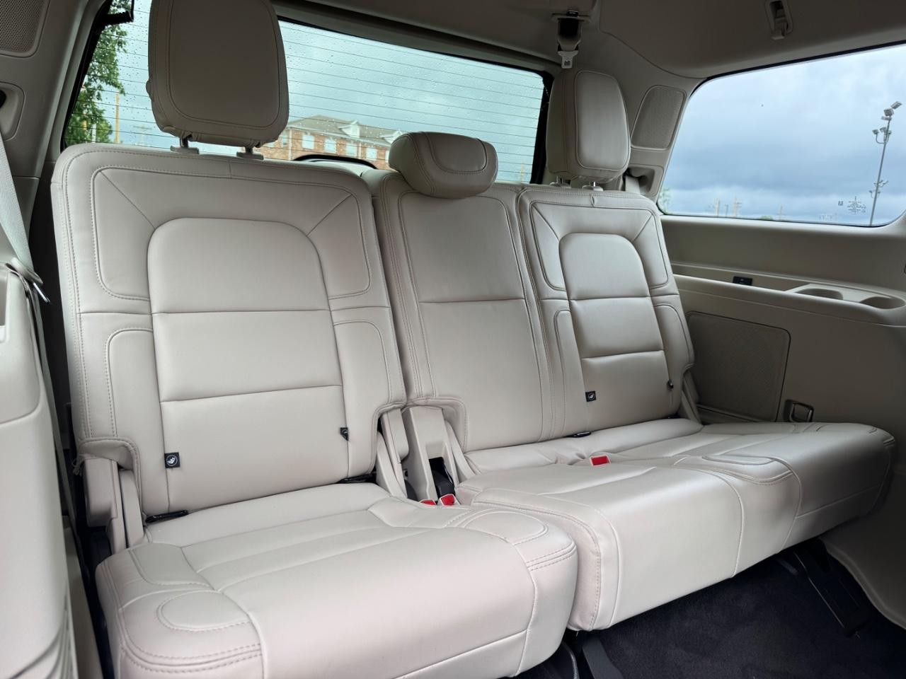 Lincoln Navigator Vehicle Full-screen Gallery Image 10