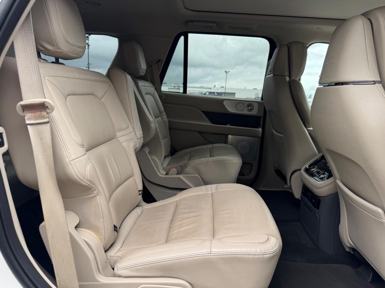 Lincoln Navigator Vehicle Full-screen Gallery Image 11