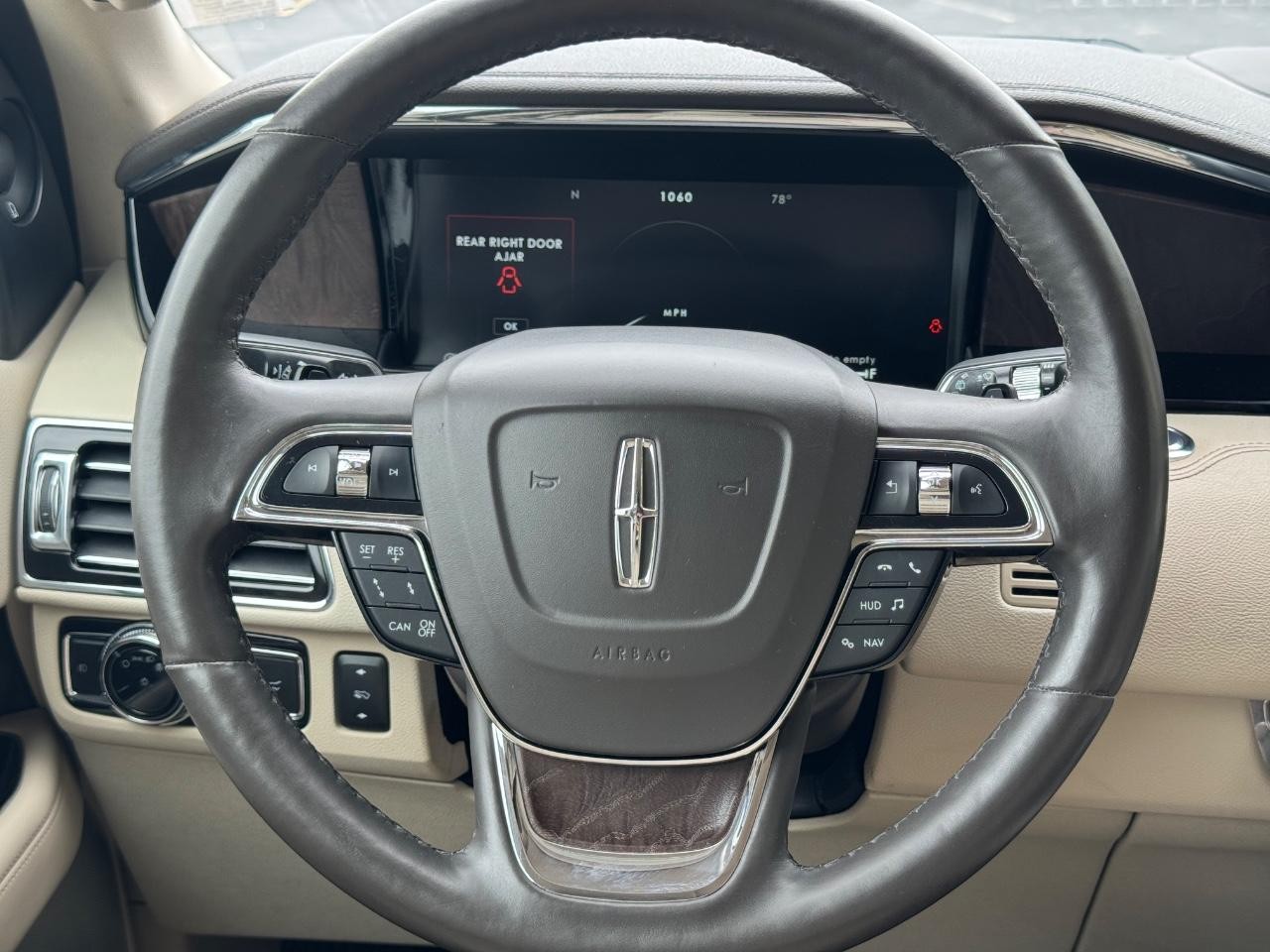 Lincoln Navigator Vehicle Full-screen Gallery Image 13