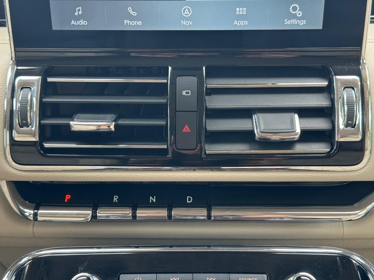Lincoln Navigator Vehicle Full-screen Gallery Image 15