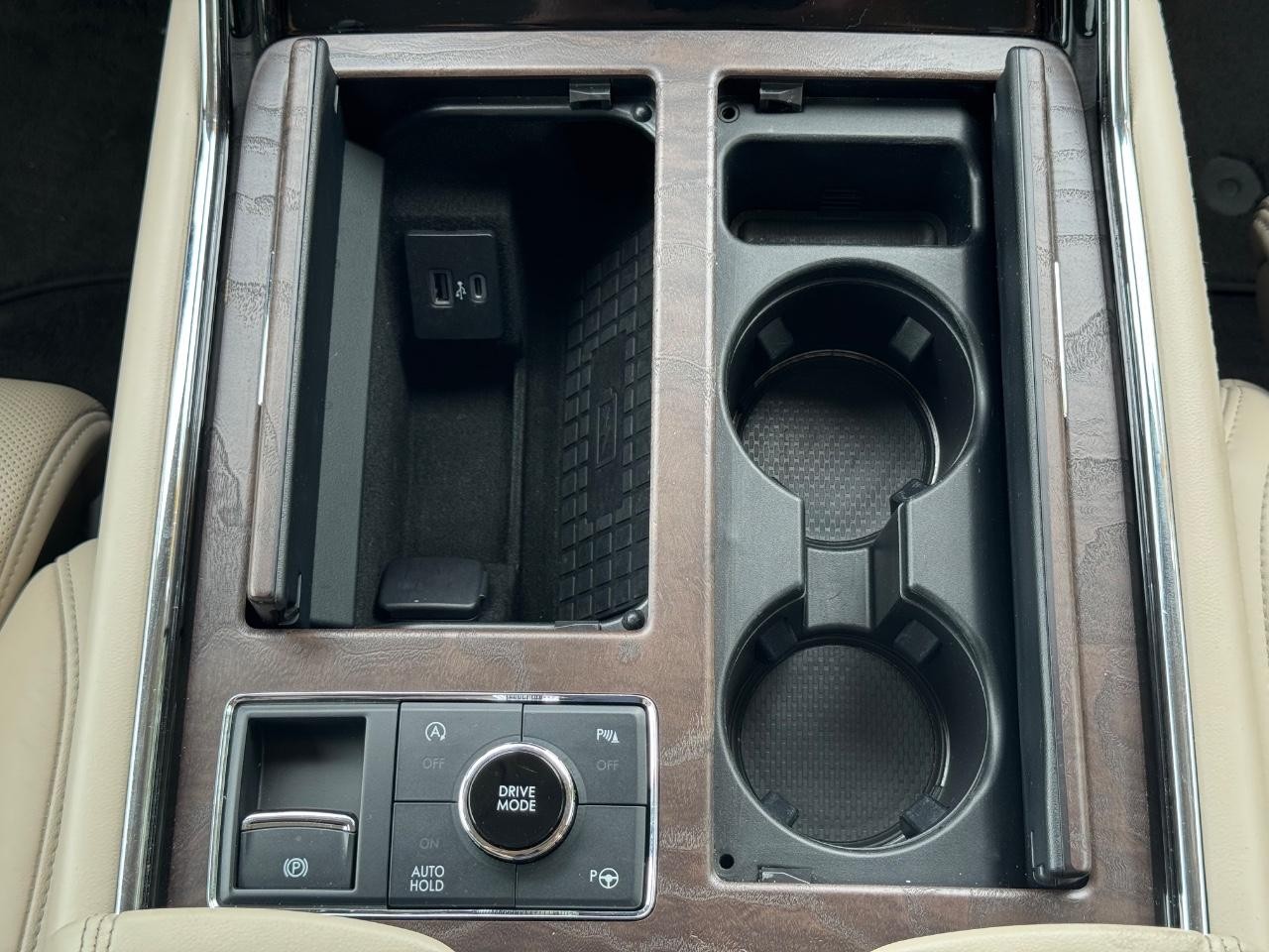 Lincoln Navigator Vehicle Full-screen Gallery Image 17