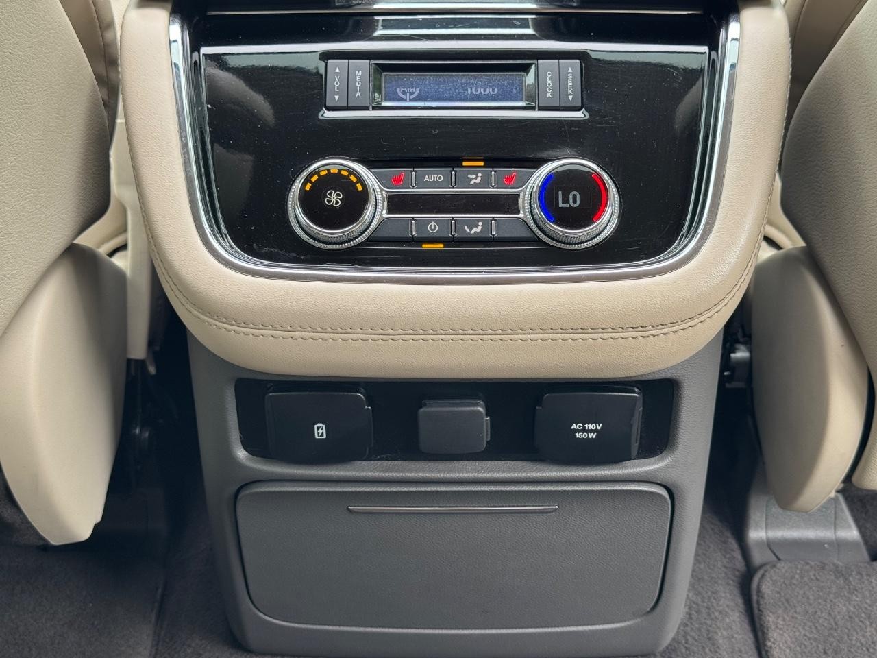 Lincoln Navigator Vehicle Full-screen Gallery Image 18