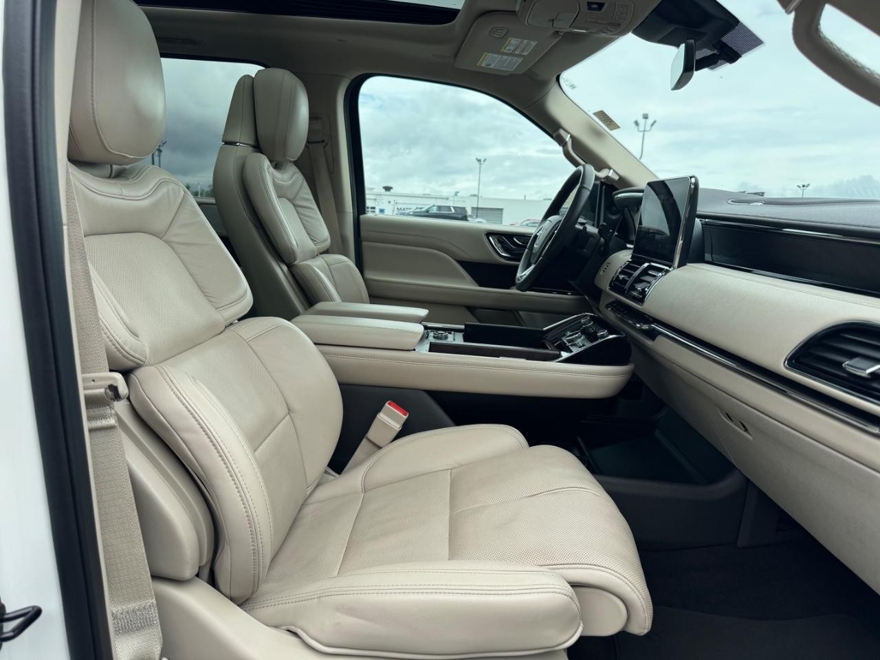 Lincoln Navigator Vehicle Full-screen Gallery Image 19
