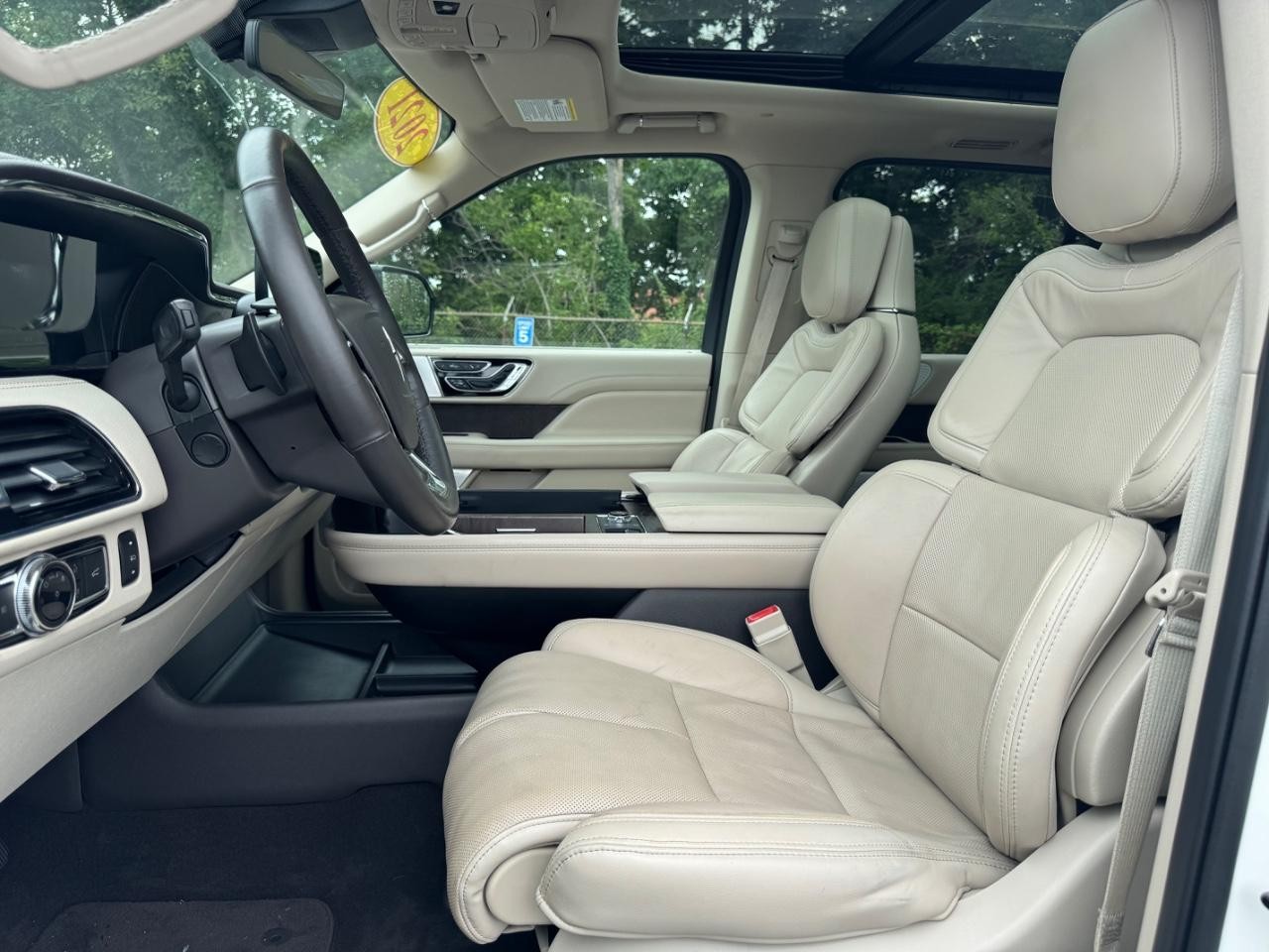 Lincoln Navigator Vehicle Full-screen Gallery Image 20