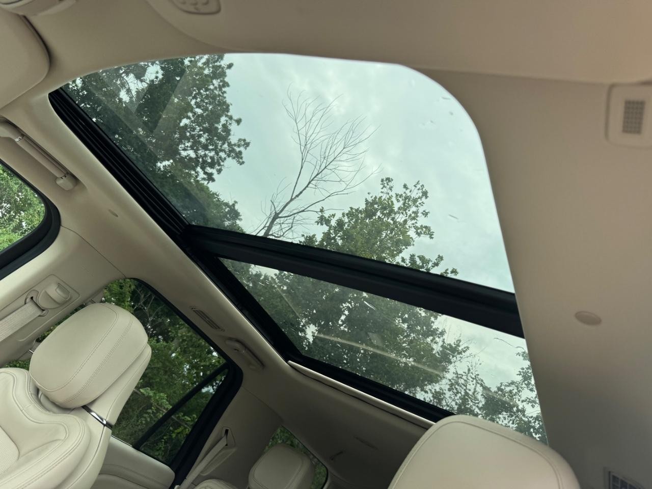 Lincoln Navigator Vehicle Full-screen Gallery Image 21