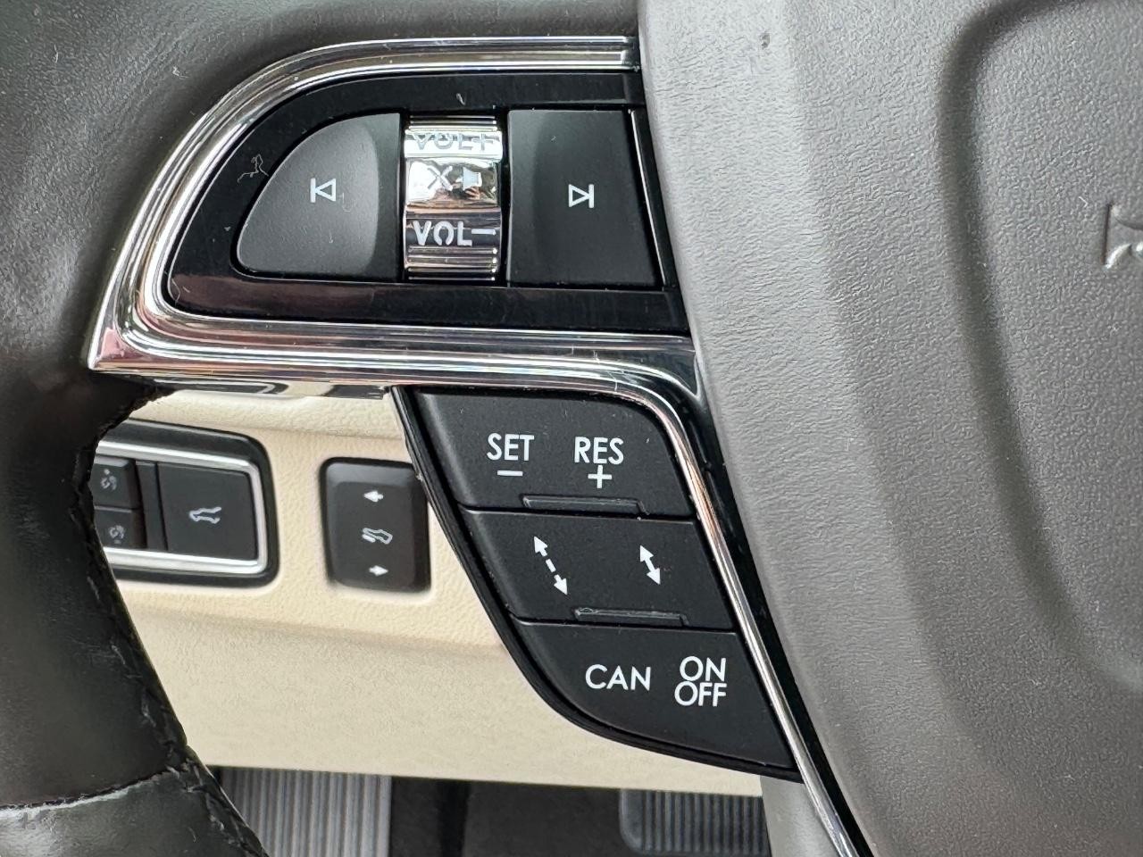 Lincoln Navigator Vehicle Full-screen Gallery Image 23