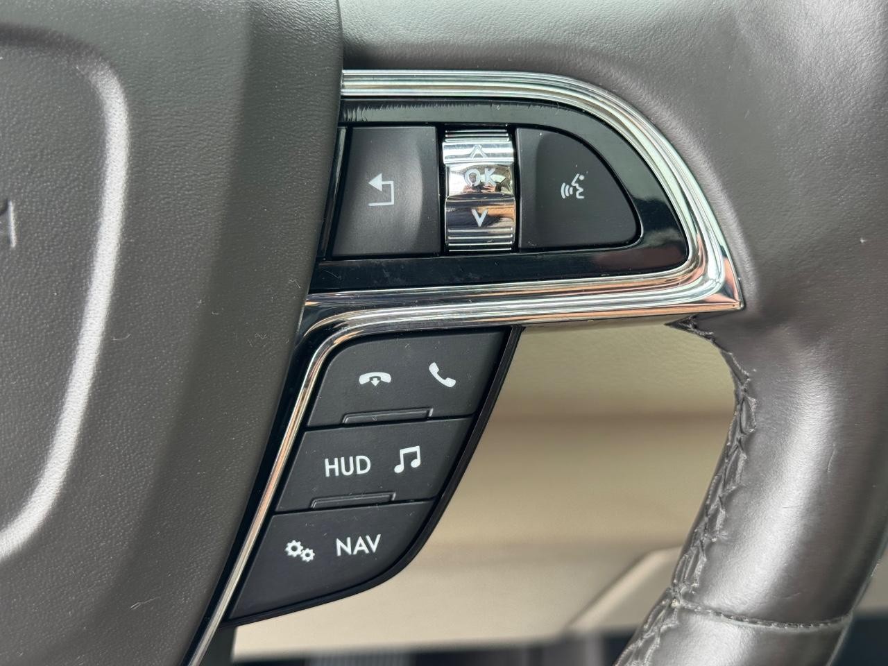 Lincoln Navigator Vehicle Full-screen Gallery Image 24