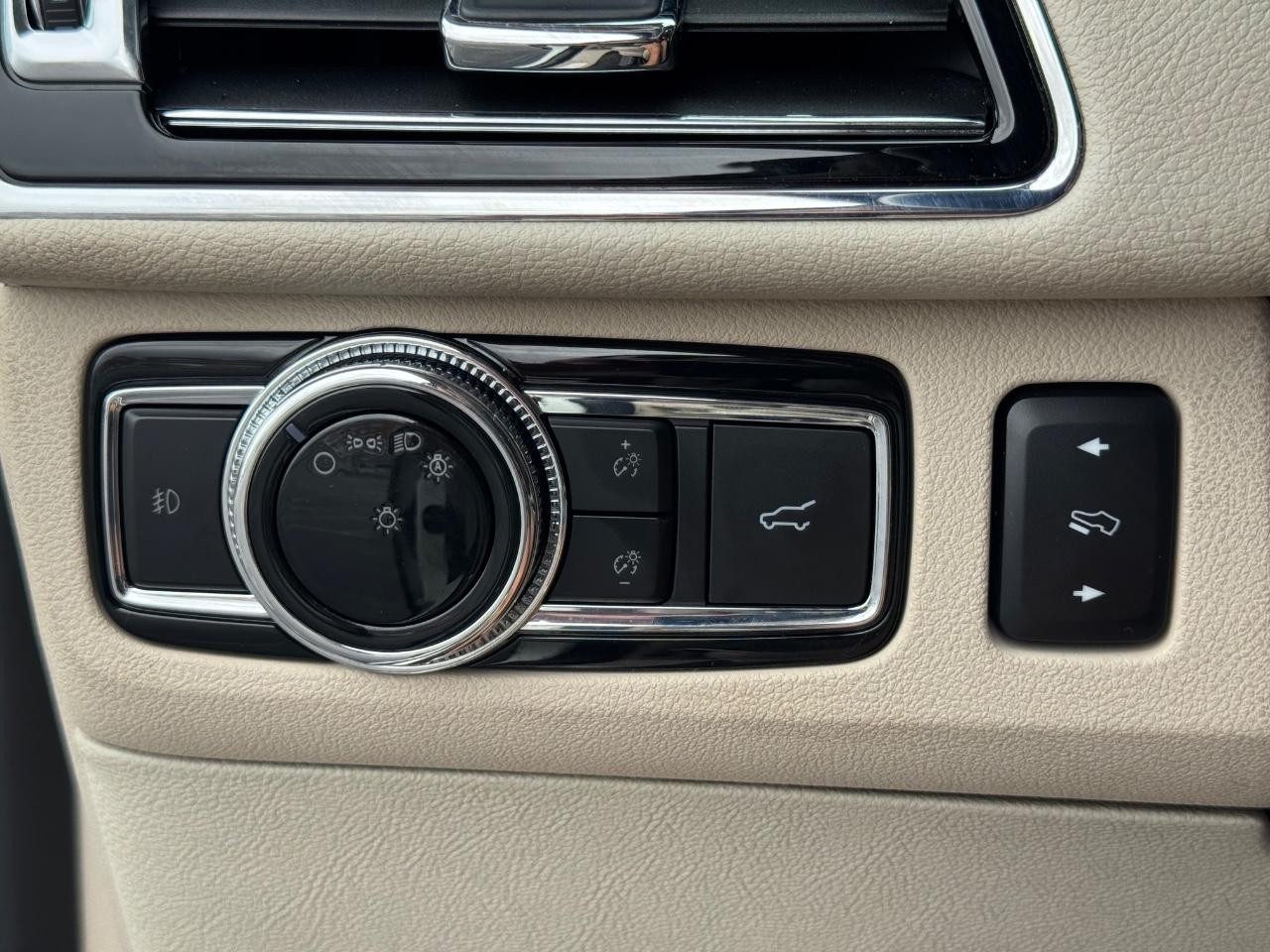 Lincoln Navigator Vehicle Full-screen Gallery Image 25