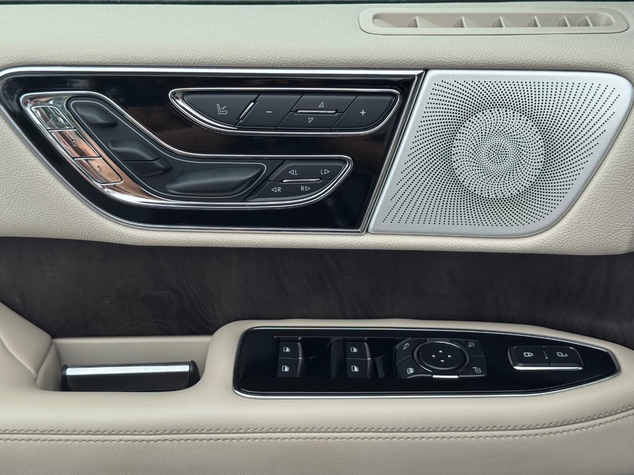 Lincoln Navigator Vehicle Full-screen Gallery Image 28