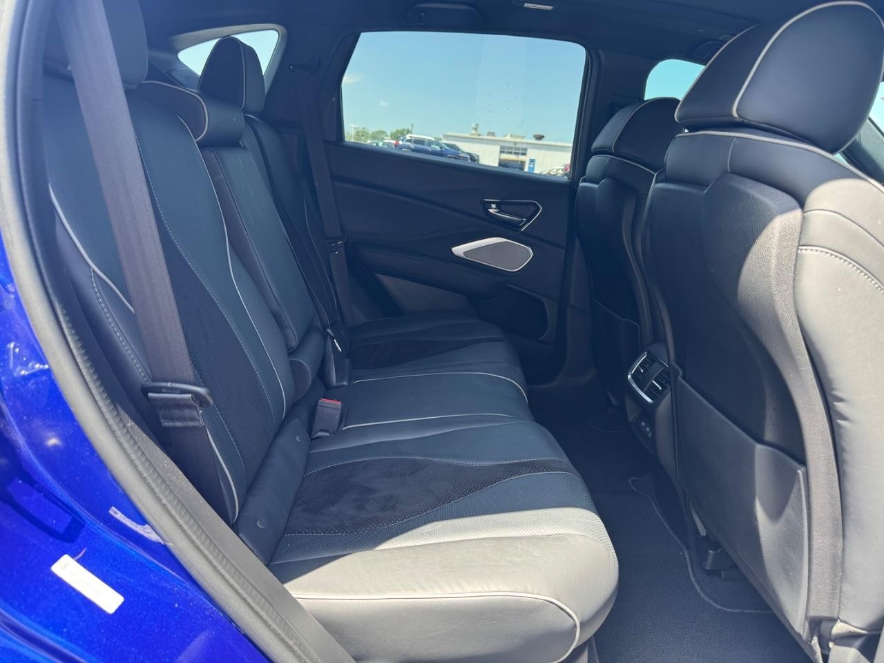 Acura RDX Vehicle Full-screen Gallery Image 10