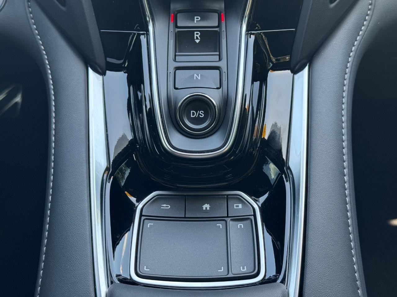Acura RDX Vehicle Full-screen Gallery Image 15