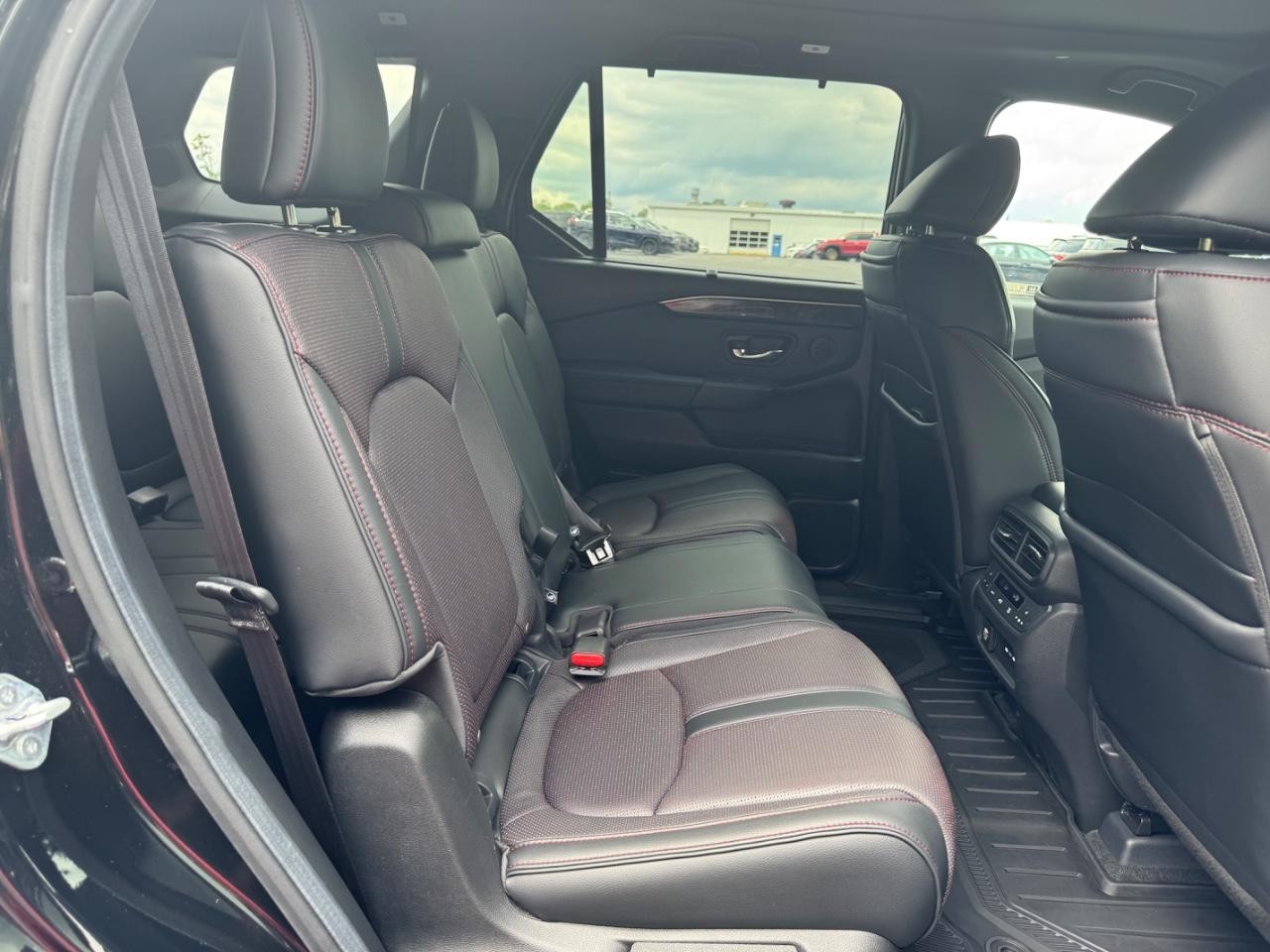 Honda Pilot Vehicle Full-screen Gallery Image 10