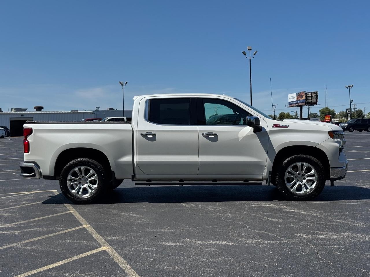Chevrolet Silverado 1500 Vehicle Full-screen Gallery Image 02
