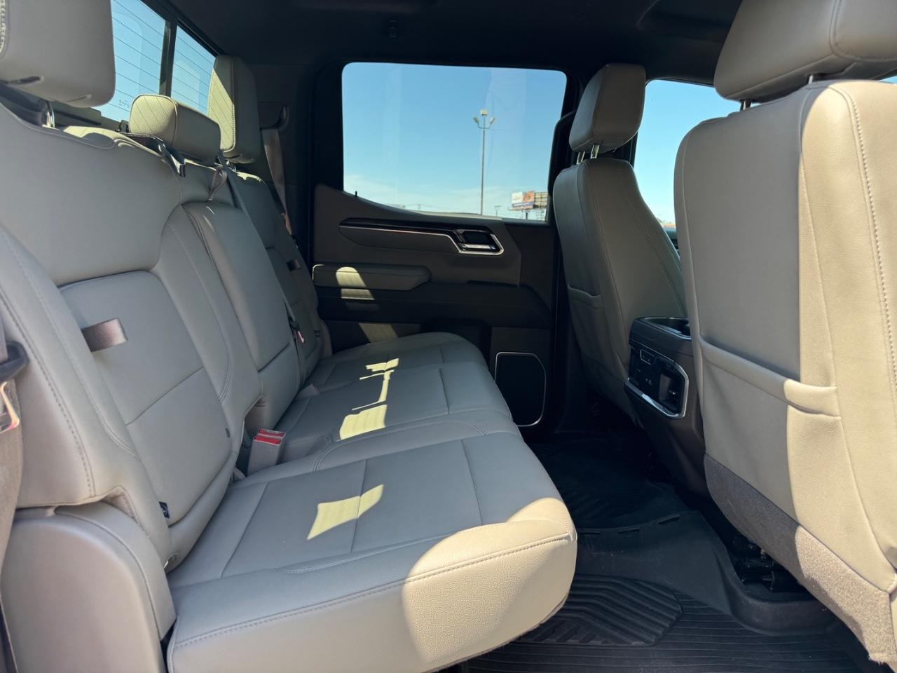 Chevrolet Silverado 1500 Vehicle Full-screen Gallery Image 10