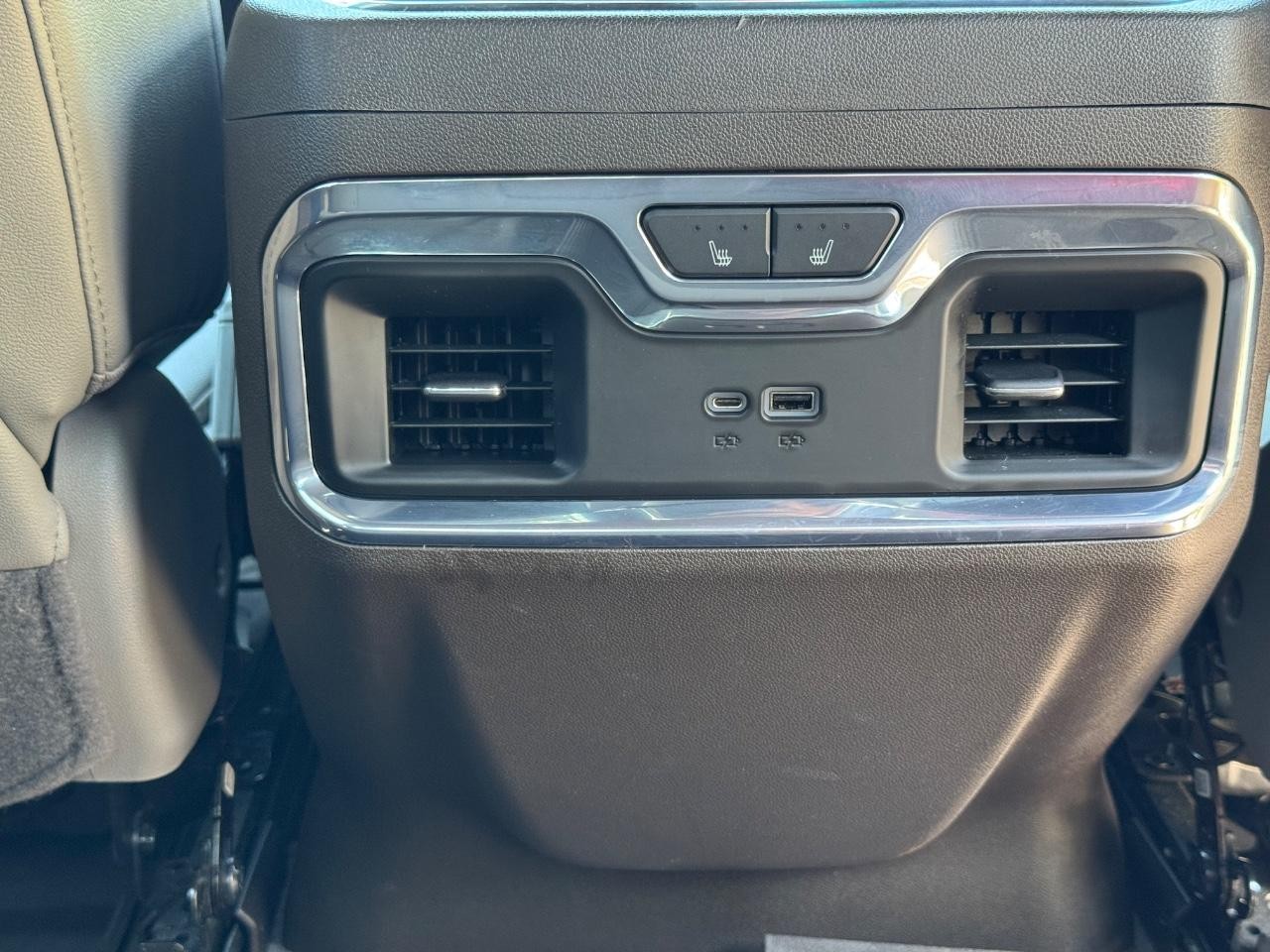 Chevrolet Silverado 1500 Vehicle Full-screen Gallery Image 16