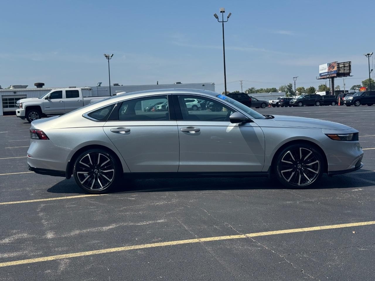 Honda Accord Hybrid Vehicle Full-screen Gallery Image 02