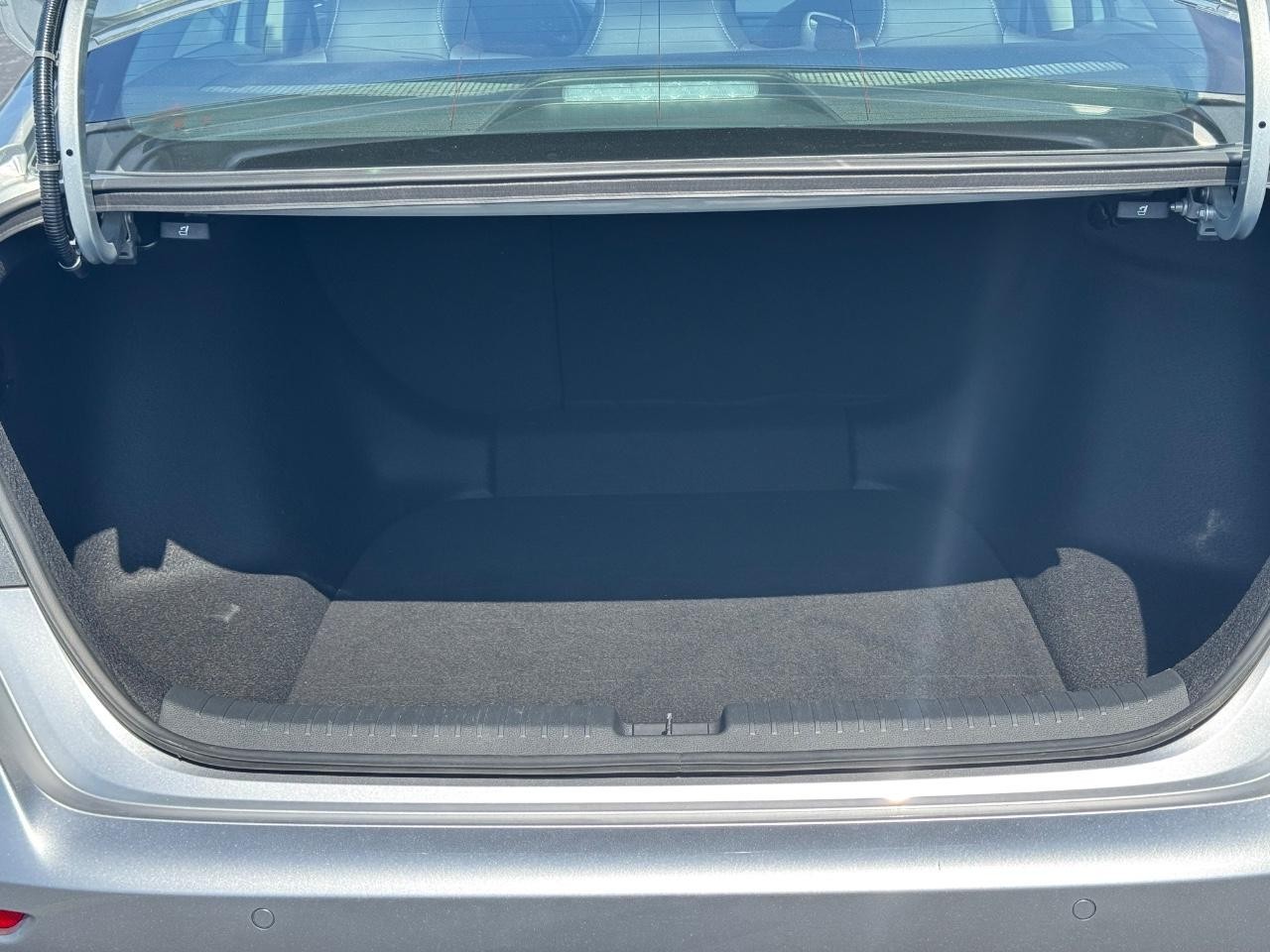 Honda Accord Hybrid Vehicle Full-screen Gallery Image 04