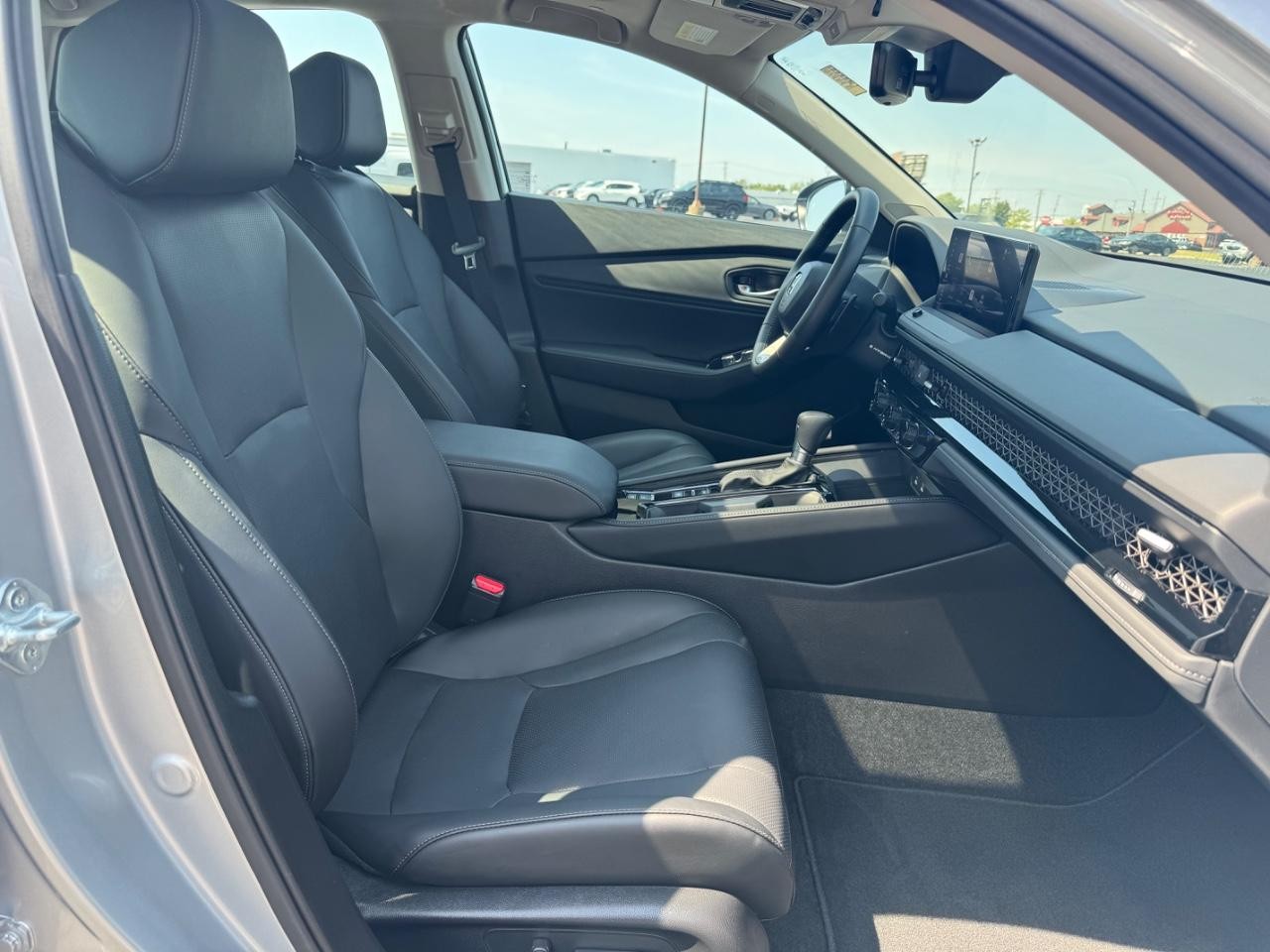 Honda Accord Hybrid Vehicle Full-screen Gallery Image 17