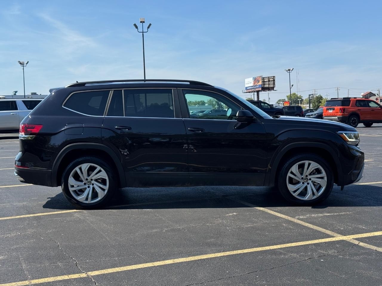 Volkswagen Atlas Vehicle Full-screen Gallery Image 02