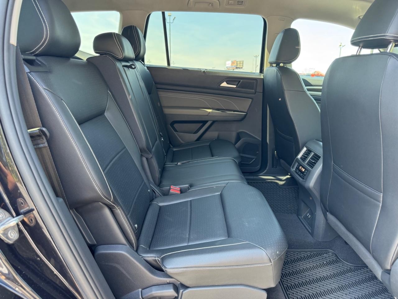 Volkswagen Atlas Vehicle Full-screen Gallery Image 10