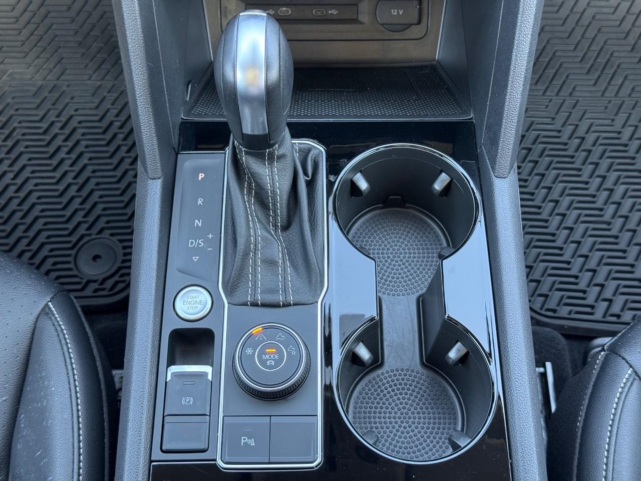 Volkswagen Atlas Vehicle Full-screen Gallery Image 16