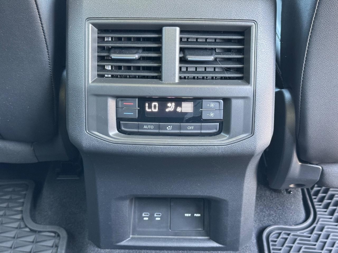 Volkswagen Atlas Vehicle Full-screen Gallery Image 17