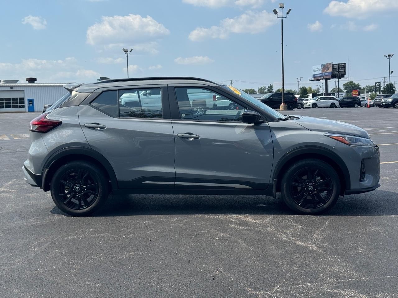 Nissan Kicks Vehicle Full-screen Gallery Image 02