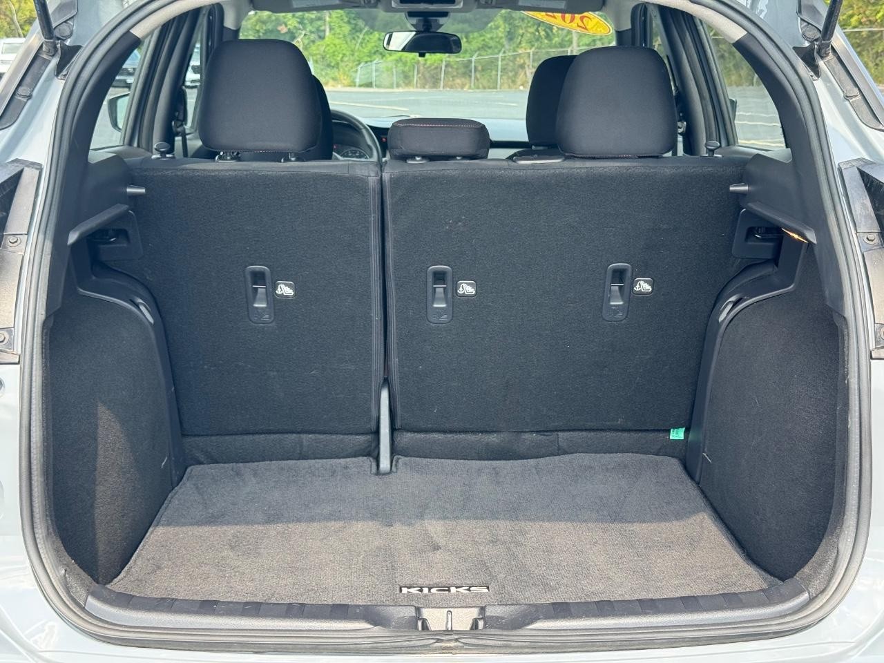 Nissan Kicks Vehicle Full-screen Gallery Image 04