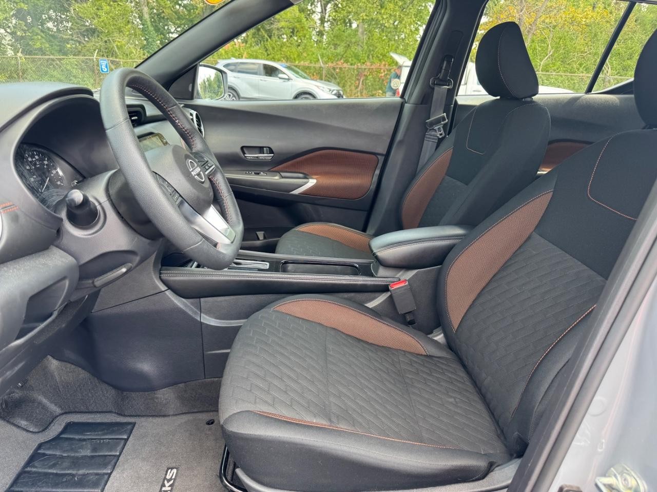 Nissan Kicks Vehicle Full-screen Gallery Image 16