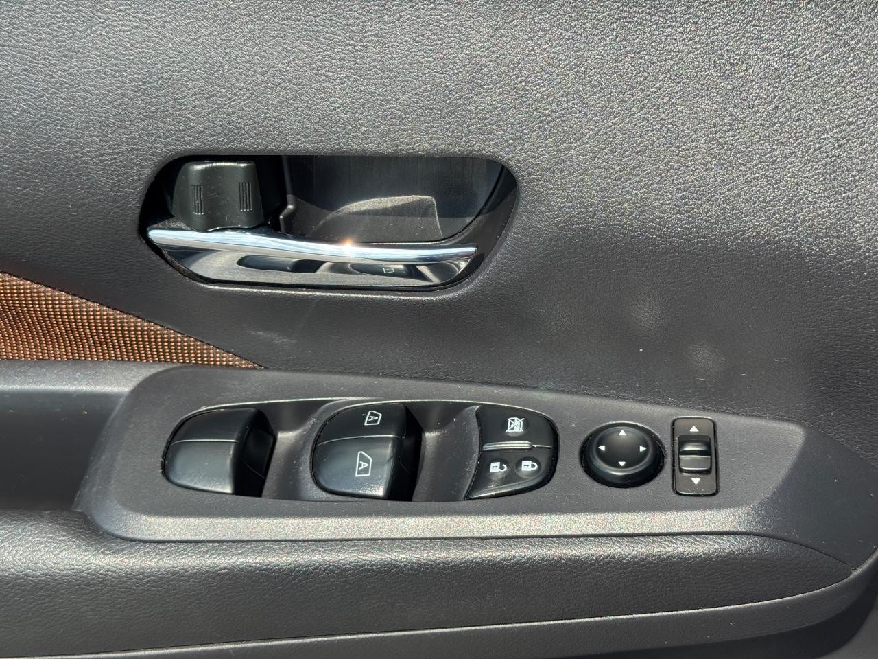 Nissan Kicks Vehicle Full-screen Gallery Image 19