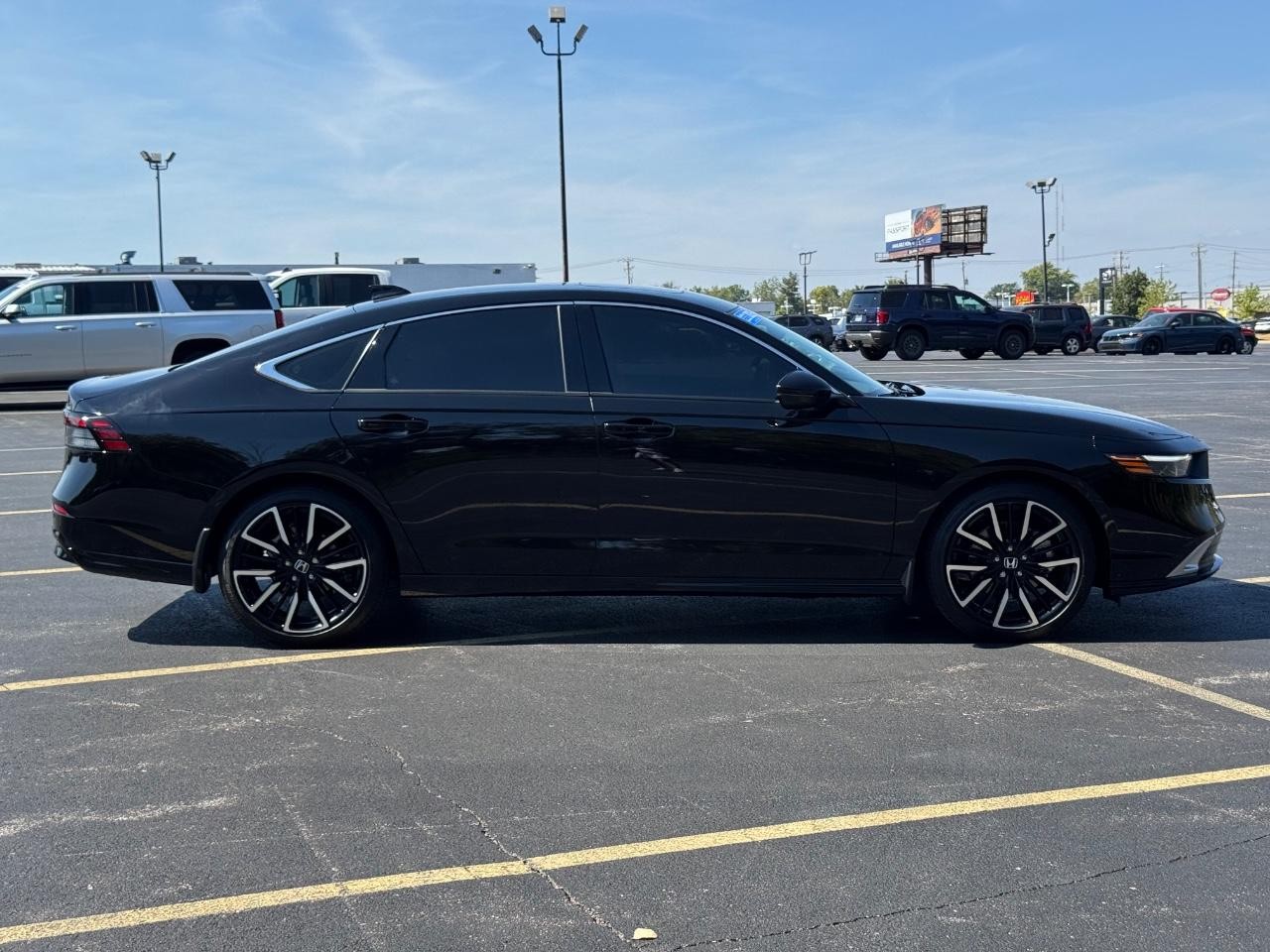 Honda Accord Hybrid Vehicle Full-screen Gallery Image 02