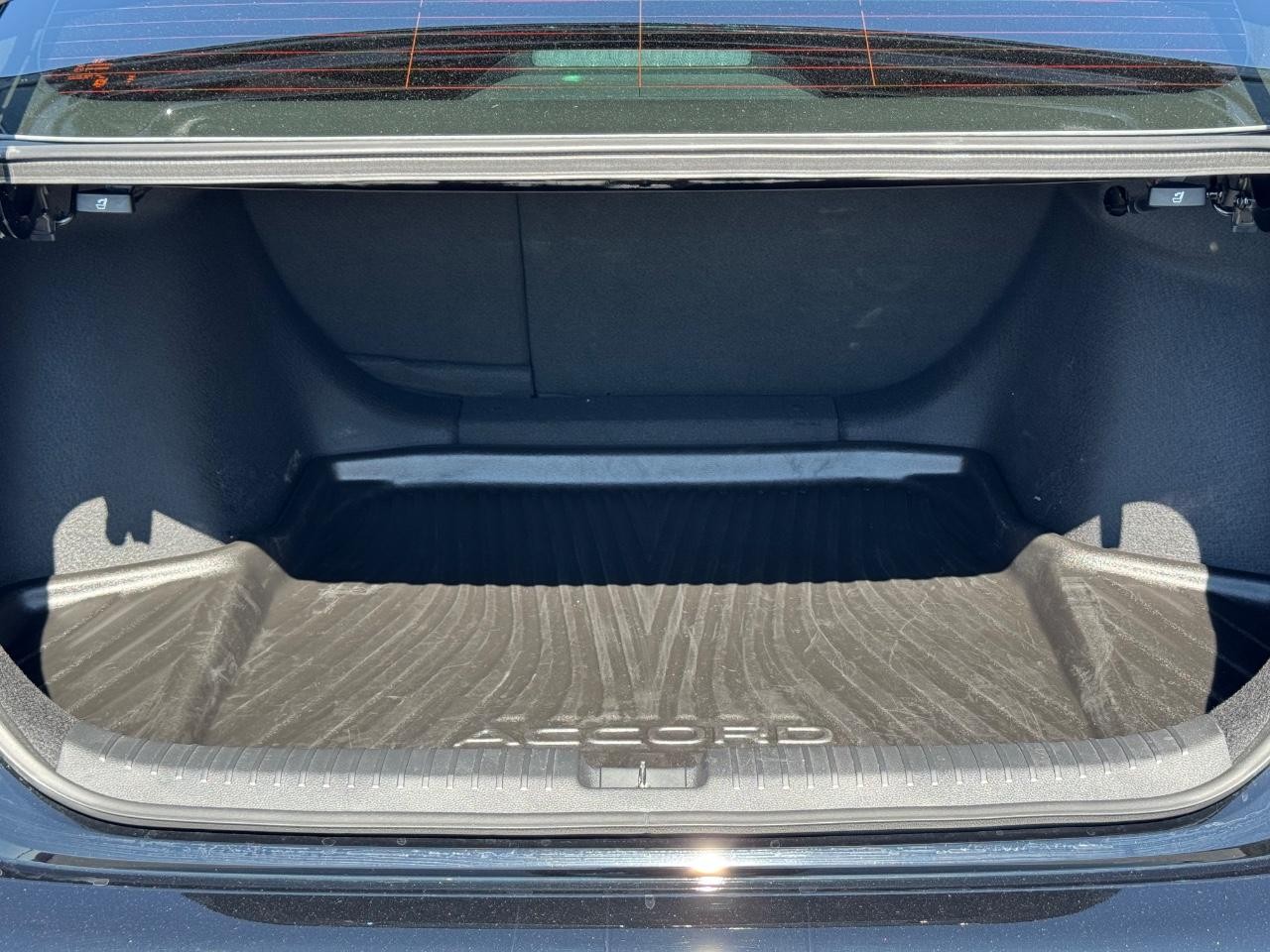 Honda Accord Hybrid Vehicle Full-screen Gallery Image 04