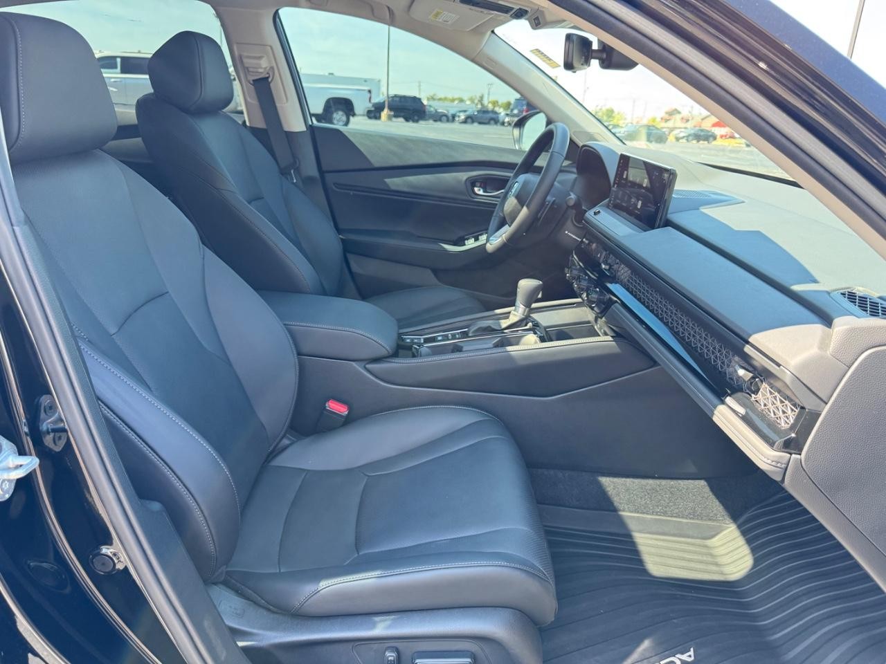 Honda Accord Hybrid Vehicle Full-screen Gallery Image 17