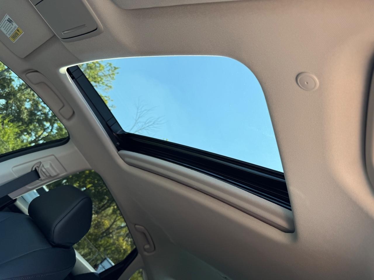 Honda Accord Hybrid Vehicle Full-screen Gallery Image 19