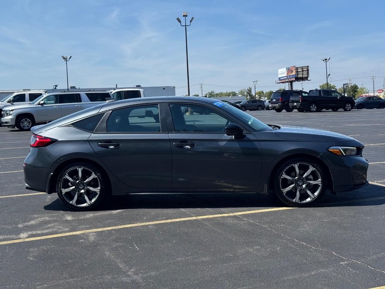 Honda Civic Hatchback Hybrid Vehicle Full-screen Gallery Image 02