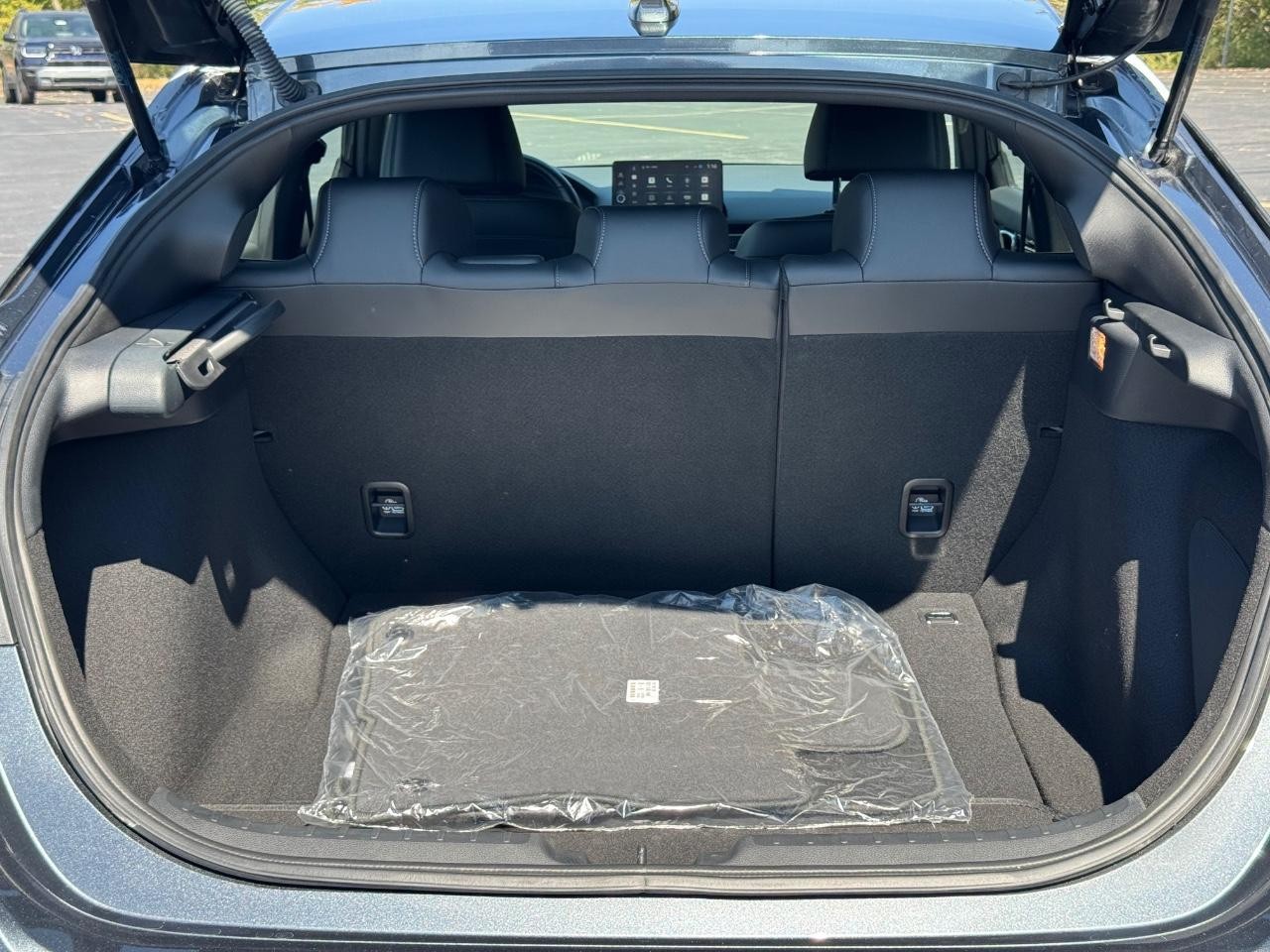 Honda Civic Hatchback Hybrid Vehicle Full-screen Gallery Image 04