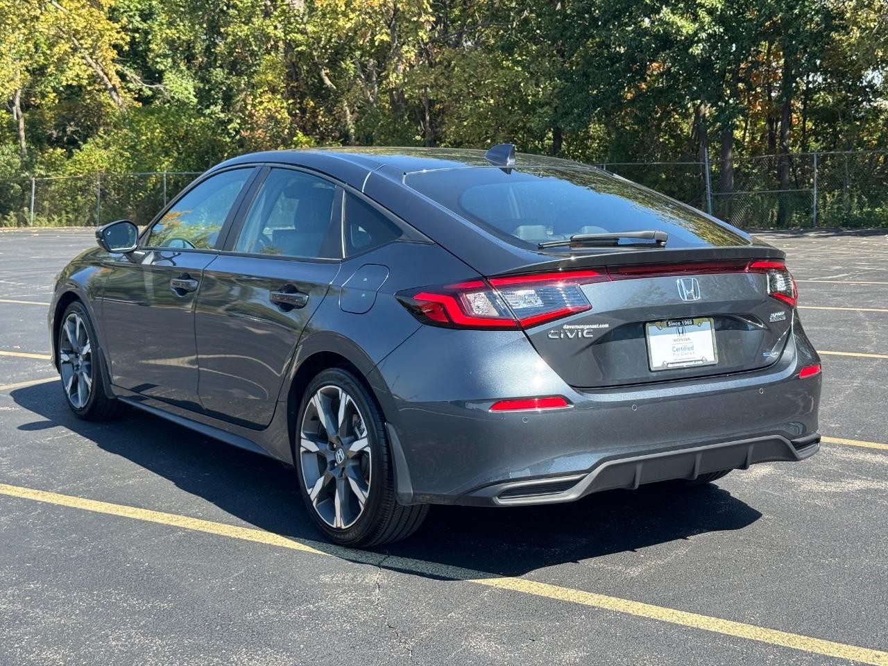 Honda Civic Hatchback Hybrid Vehicle Full-screen Gallery Image 06