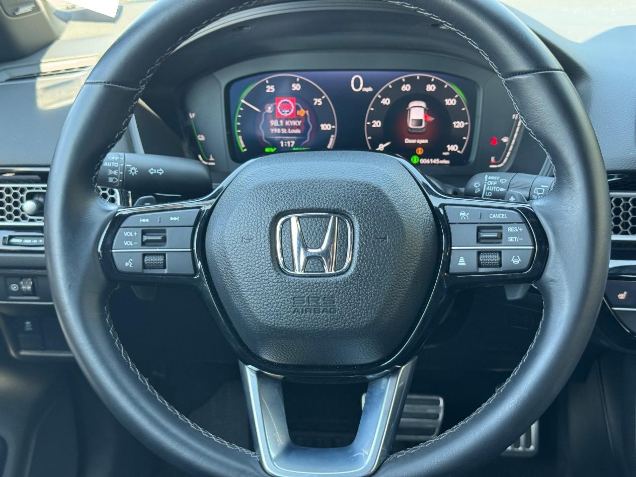 Honda Civic Hatchback Hybrid Vehicle Full-screen Gallery Image 12