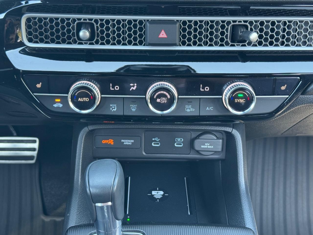 Honda Civic Hatchback Hybrid Vehicle Full-screen Gallery Image 14