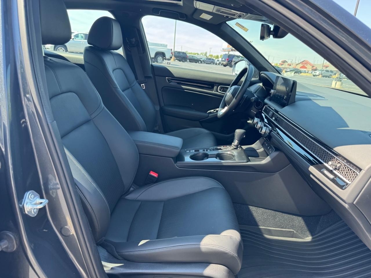 Honda Civic Hatchback Hybrid Vehicle Full-screen Gallery Image 16