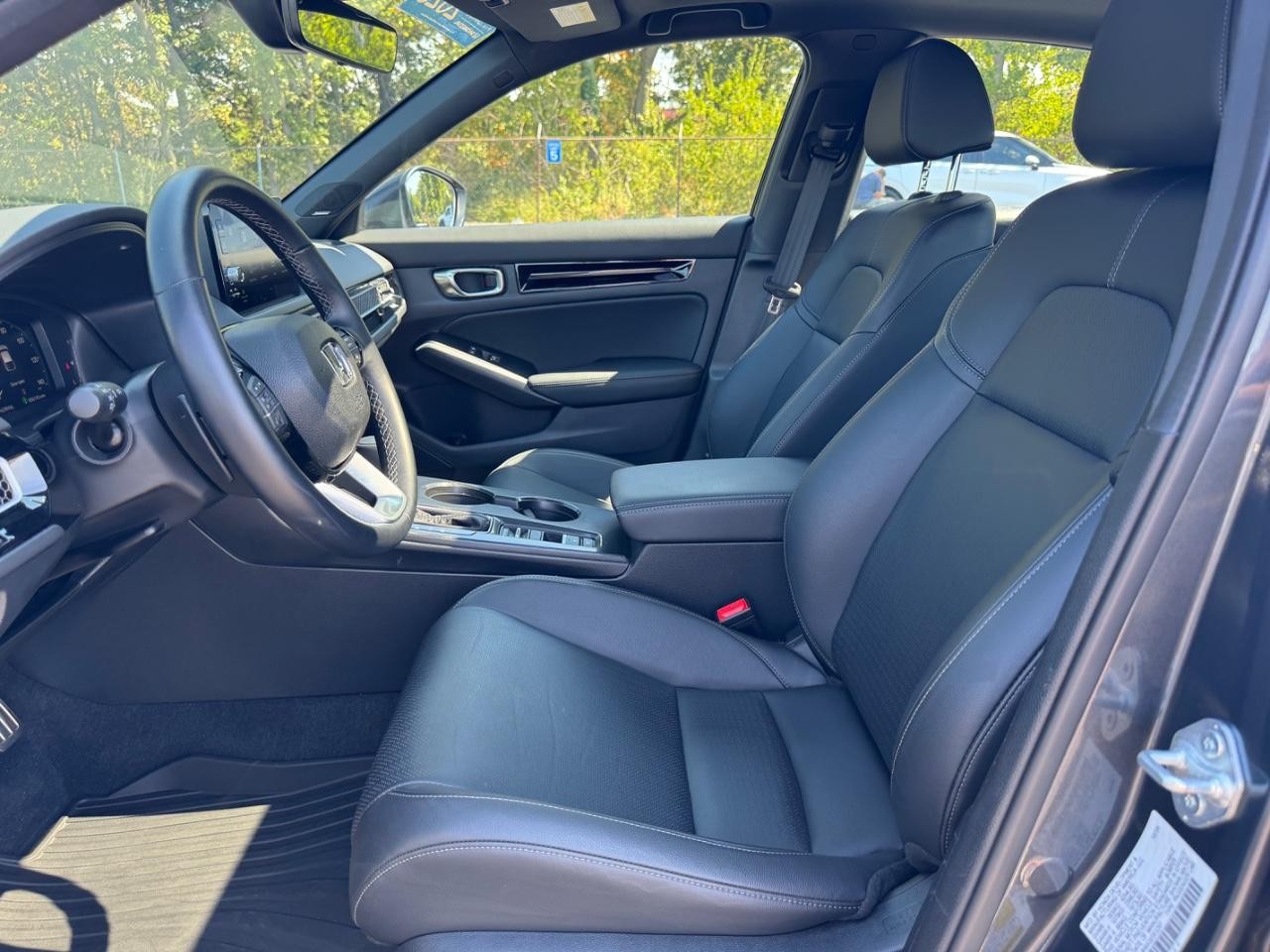 Honda Civic Hatchback Hybrid Vehicle Full-screen Gallery Image 17