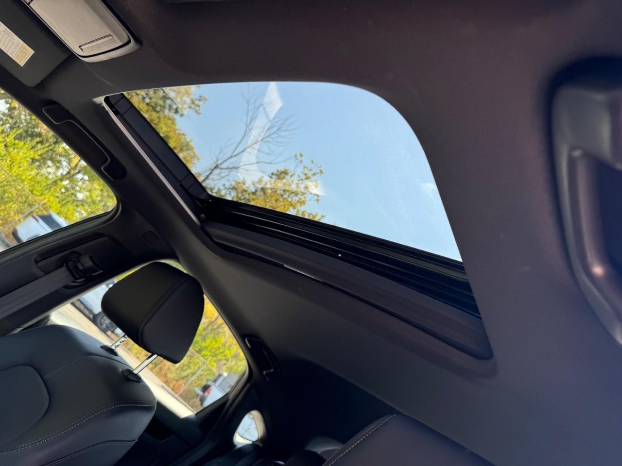 Honda Civic Hatchback Hybrid Vehicle Full-screen Gallery Image 18