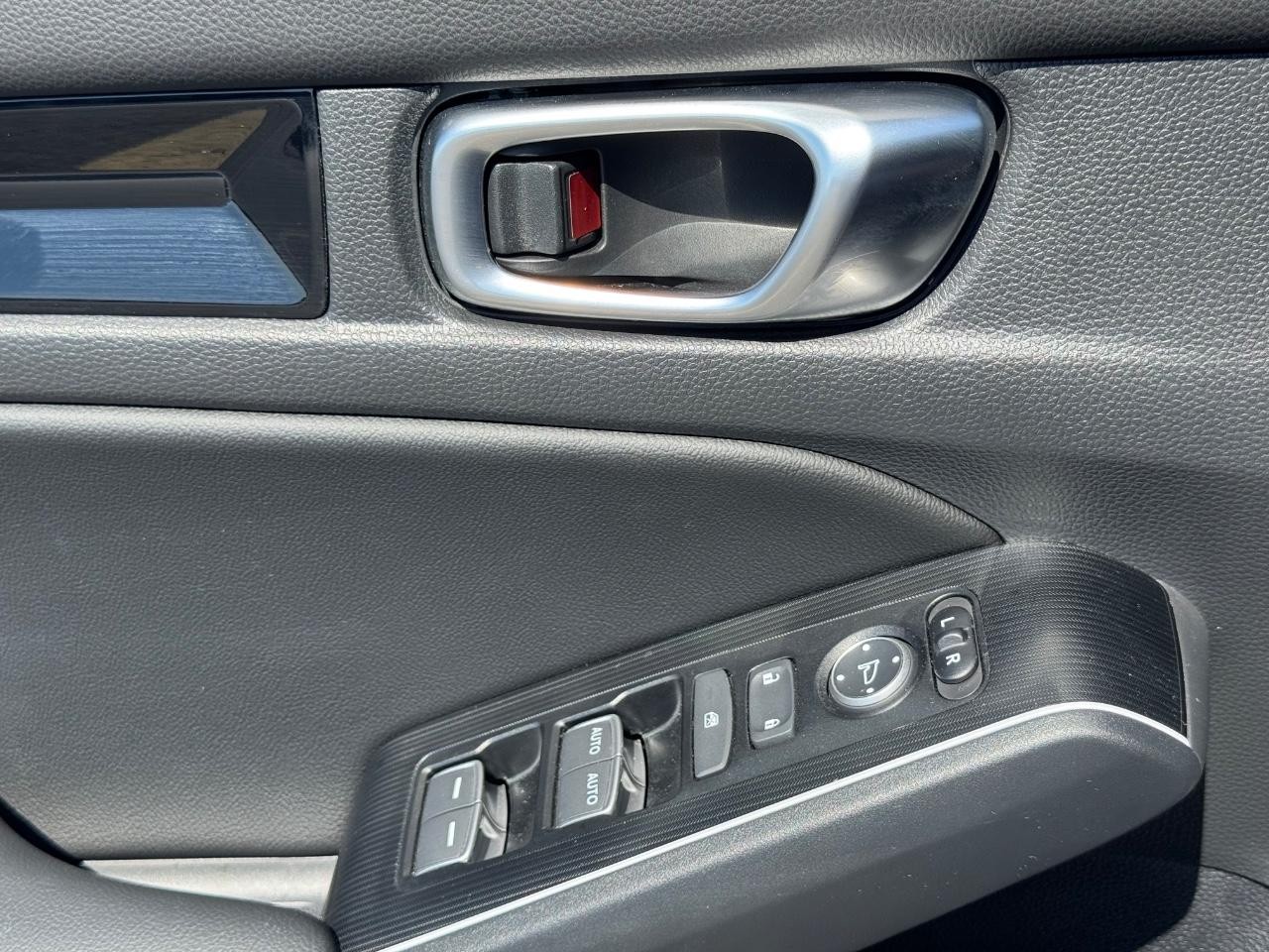 Honda Civic Hatchback Hybrid Vehicle Full-screen Gallery Image 25