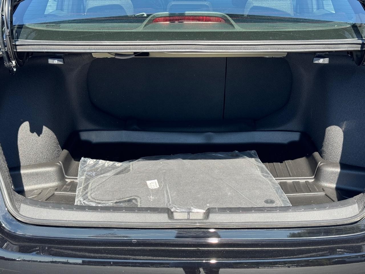 Honda Civic Sedan Hybrid Vehicle Full-screen Gallery Image 04