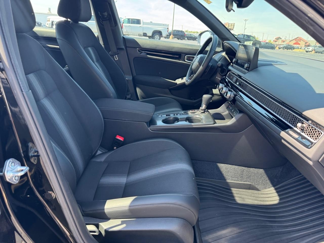 Honda Civic Sedan Hybrid Vehicle Full-screen Gallery Image 16