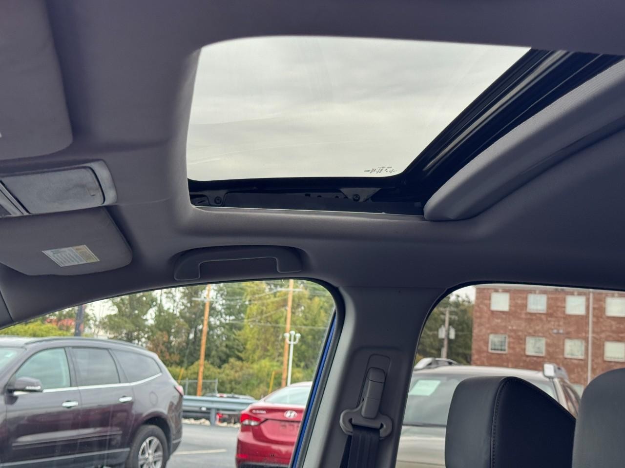 Honda CR-V Vehicle Full-screen Gallery Image 25