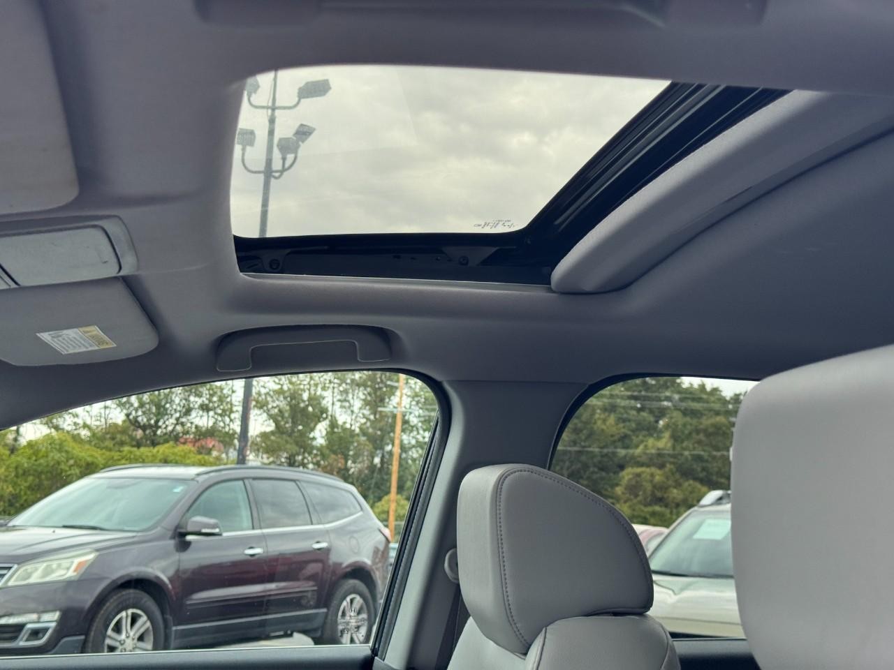 Honda CR-V Vehicle Full-screen Gallery Image 24